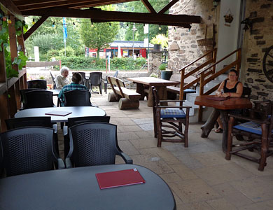 Straußwirtschaft mit direktem Blick um Moselufer